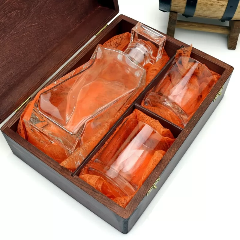 karafka z grawerem i szklankami w pudełku na upominek dla taty