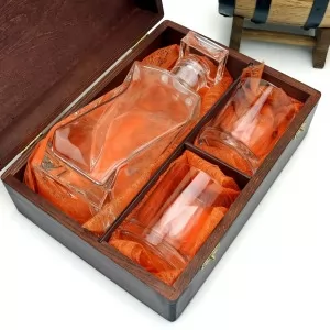 szklana karafka do whisky ze szklankami w pudełku 