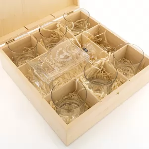 karafka ze szklankami w skrzynce