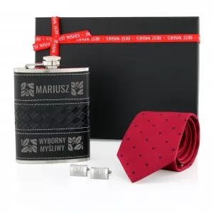 piersiówka z grawerem, spinki i krawat w pudełku na prezent dla myśliwego na urodziny