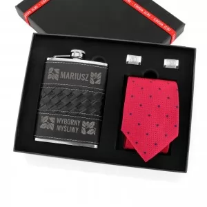 zestaw upominkowy: piersiówka, spinki do koszuli i krawat na prezent dla myśliwego