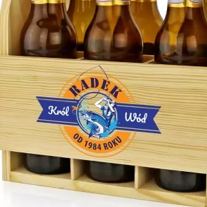 drewniana skrzynka na piwo z imieniem na prezent dla wędkarza na urodziny