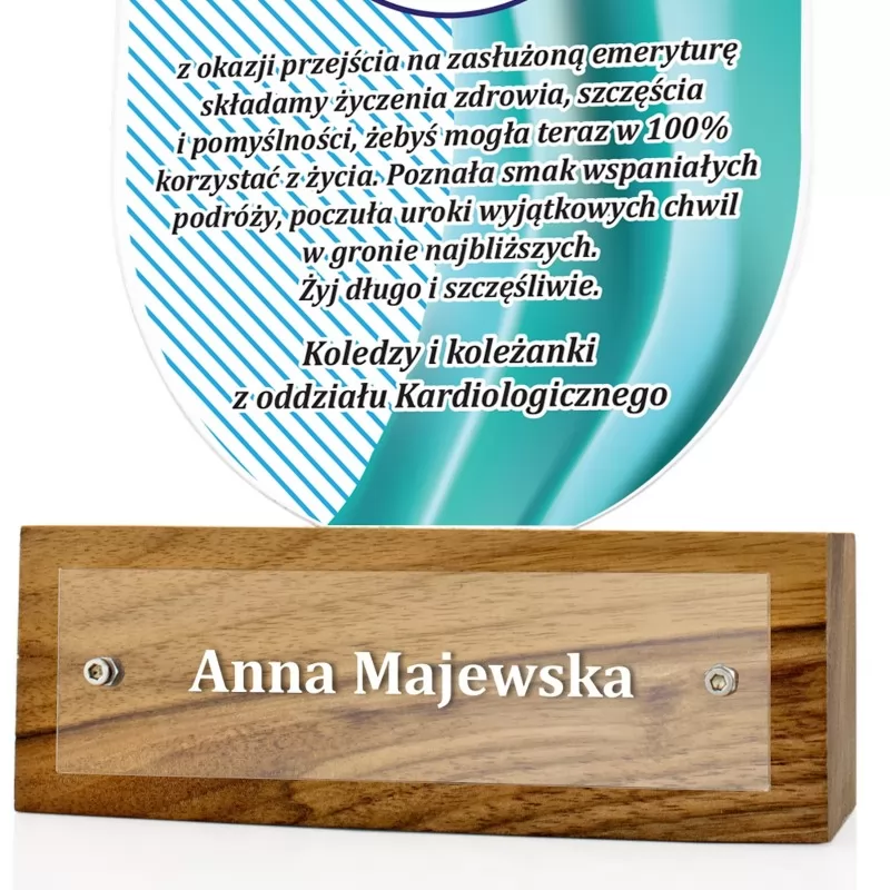 statuetka z plexi na drewnianym postumencie z personalizacją na prezent dla pielęgniarki