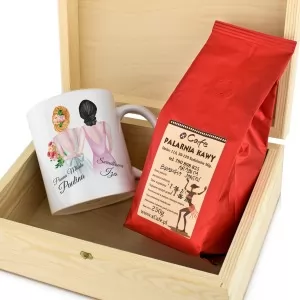 kubek z personalizacją i kawa w drewnianej skrzynce na podziękowanie dla świadkowej