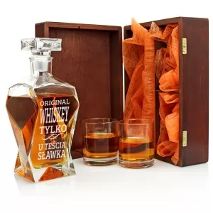 karafka na whisky ze szklankami w drewnianym pudełku z dedykacją na prezent dla teścia na 60 urodziny
