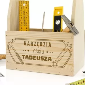 drewniana skrzynka na narzędzia z dedykacją na praktyczny prezent dla teścia