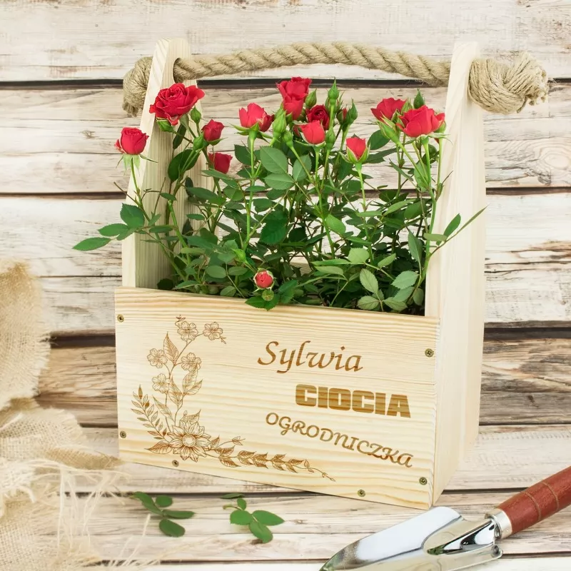 drewniana doniczka na kwiaty z personalizacją na prezent dla cioci na imieniny