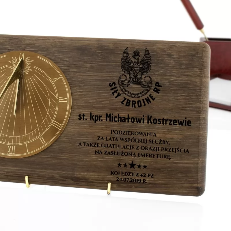 zegar słoneczny na dębowej desce z dedykacją na prezent dla wojskowego emeryta