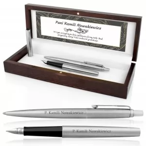 pióro i długopis parker z grawerem w drewnianym pudełku na prezent dla szefowej w dniu jubileuszu