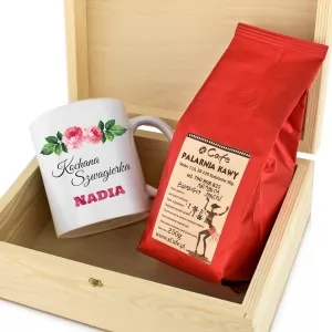 kubek z personalizacją i kawa w drewnianej skrzynce na prezent dla bratowej na święta