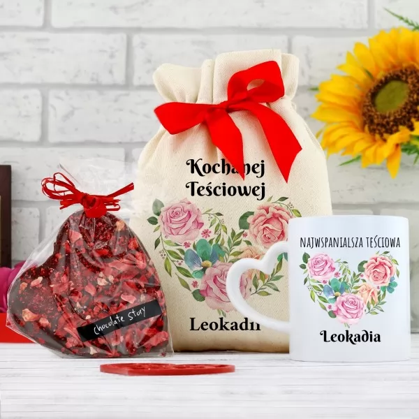 Kubek i czekolada w bawełnianym woreczku dla teściowej - Róże w Sercu