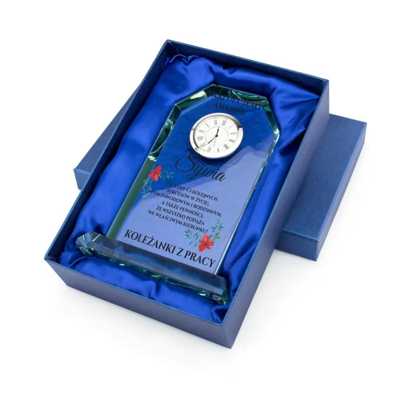szklana statuetka z zegarem dla pracownika na pożegnanie