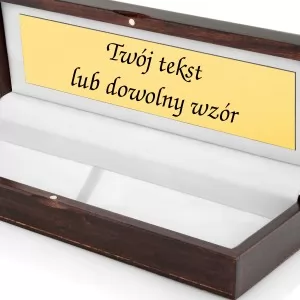 grawerowana tabliczka w drewnianym pudełku na długopisy