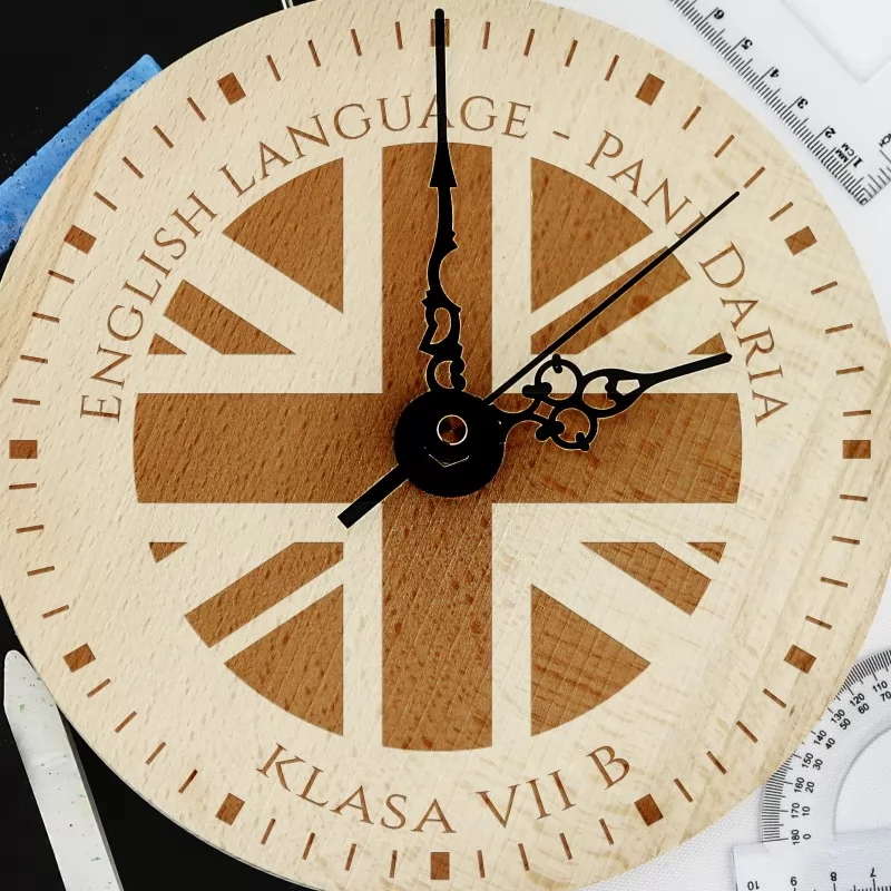 spersonalizowany zegar drewniany z grawerem