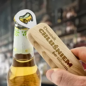 drewniany otwieracz do piwa z grawerem dla piwosza