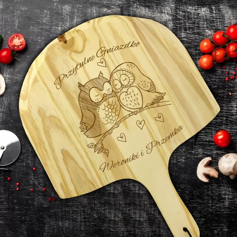 personalizowana deska z grawerem jako dodatek do kamienia do pizzy na prezent dla pary