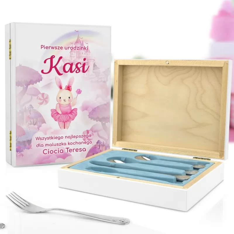 pudełko z personalizacją i sztućce na prezent na pierwsze urodziny dla dziewczynki