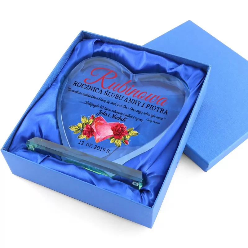szklana statuetka serce z nadrukiem dedykacji na rocznicę ślubu w niebieskim etui