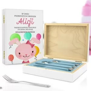 kaseta z nadrukiem dedykacji sztućce dla dzieci z grawerem na prezent dla dziewczynki z okazji pierwszych urodzin