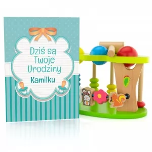 drewniana zabawka dla dziecka z personalizowaną kartką z dedykacją na urodziny