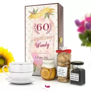 zestaw upominkowy dla kobiety na 60 urodziny 0 skrzynka z personalizacją, ciastka i syrop
