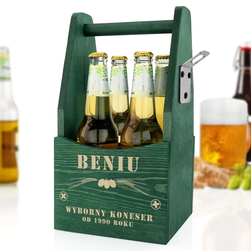 drewniana skrzynka na butelki z otwieraczem do piwa
