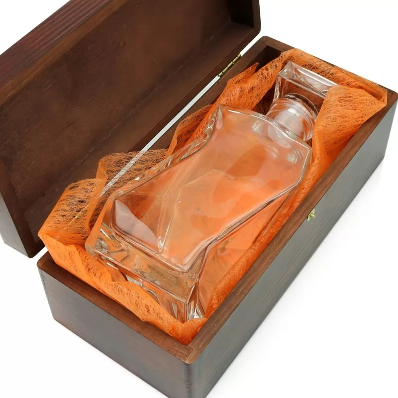 szklana karafka w brązowym pudełku z wyściółka na prezent na podziękowania dla rodziców