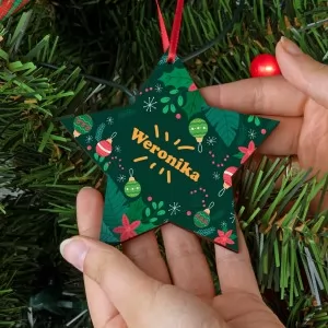 zielona gwiazdka ze sklejki z nadrukiem jako ozdoba choinkowa na prezent pod choinkę dla narzeczonej