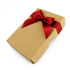 pudełko prezentowe z kokardą na piersiówkę na prezent dla narzeczonego na mikołajki