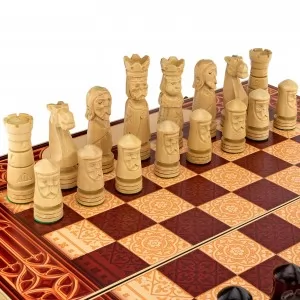 białe figury i szachownica na prezent na imieniny dla szefa