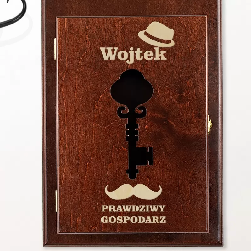 brązowa skrzynka na klucze z grawerem i wyciętym symbolem klucza w drzwiczkach na prezent dla szwagra na urodziny