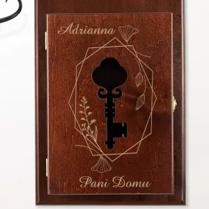 brązowa skrzynka na klucze z grawerem i wyciętym symbolem klucza w drzwiczkach na prezent dla koleżanki na urodziny