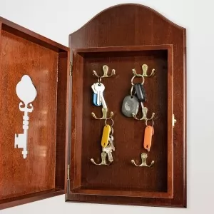 wnętrze brązowej szafki na klucze z haczykami na prezent na parapetówkę