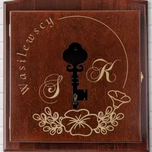 brązowa skrzynka na klucze z grawerem i wyciętym symbolem klucza w drzwiczkach na prezent dla przyjaciół