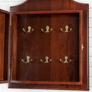 wnętrze brązowej szafki na klucze z haczykami na prezent dla żony na urodziny