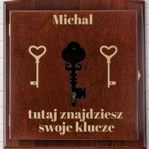 brązowa skrzynka na klucze z grawerem i wyciętym symbolem klucza w drzwiczkach na prezent dla szwagra na urodziny