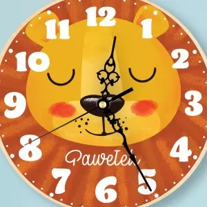 nadruk kolorowej dedykacji na zegarze drewnianym na prezent dla chłopczyka