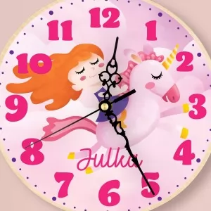 nadruk kolorowej dedykacji na zegarze drewnianym na prezent dla dziewczynki