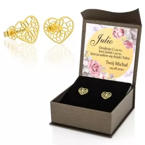 złote kolczyki  ażurowe serca w  pudełku z dedykacją dla kobiety