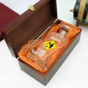 szklana karafka w brązowym pudełku z wyściółką na prezent na wieczór kawalerski