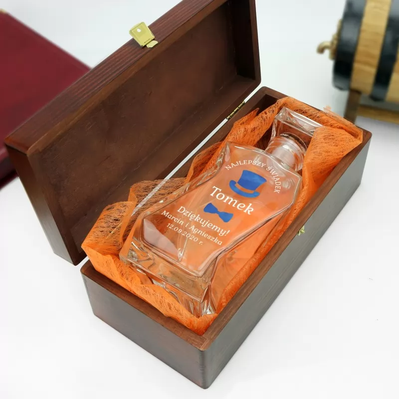szklana karafka w brązowym pudełku z wyściółką na prezent na podziękowania dla świadka