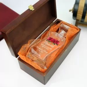 szklana karafka w brązowym pudełku z wyściółką na prezent dla przyjaciółki
