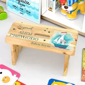 drewniany stołek dla dziecka z personalizacja - nadruk kolorowy