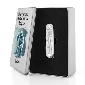 srebrny scyzoryk Victorinox na prezent dla ukochanego
 w puszce z nadrukiem 
