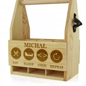 grawer personalizacji na drewnianej skrzynce  na piwo na prezent dla chłopaka programisty