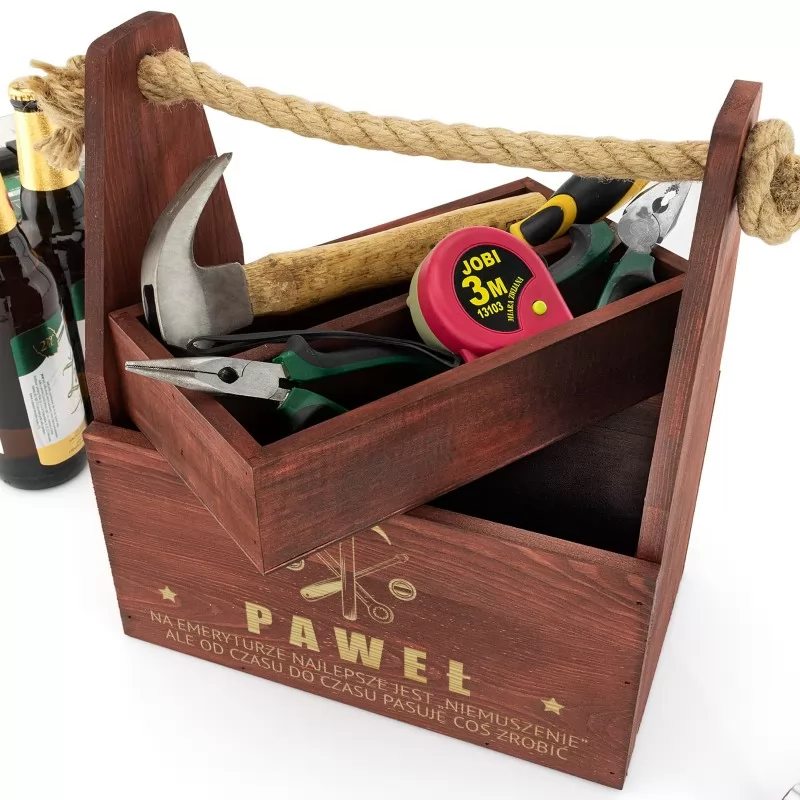 mahoniowa skrzynka na piwo i narzędzia  z grawerem dedykacji na prezent dla przyszłego emeryta
