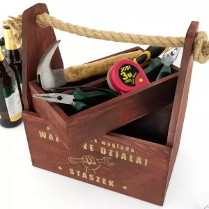 mahoniowa skrzynka na piwo i narzędzia z grawerem dedykacji na prezent dla brata 