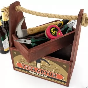 mahoniowa skrzynka na piwo i narzędzia z nadrukiem dedykacji na prezent dla taty na urodziny