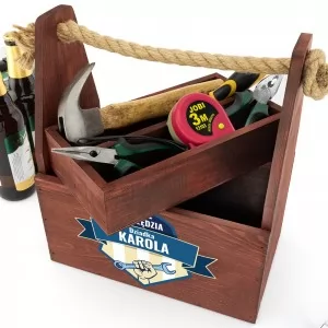 mahoniowa skrzynka na piwo i narzędzia z nadrukiem dedykacji na prezent dla dziadka na urodziny